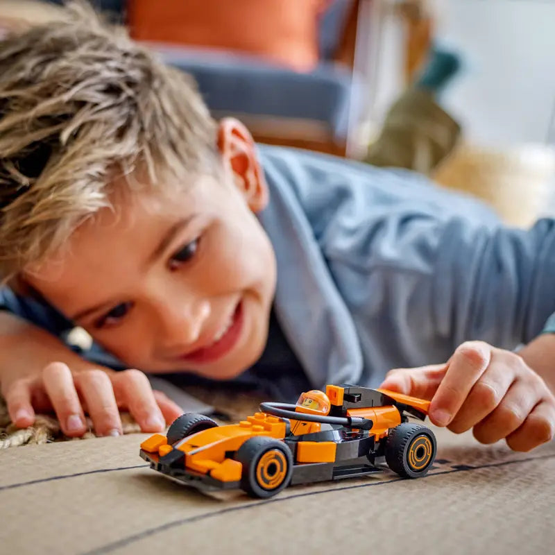 Lego City 60442 Voznik F1 z dirkalnikom McLaren