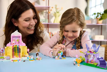 Lego Gabby's Dollhouse 11205 Gora posladkov in Kittyjin vrt