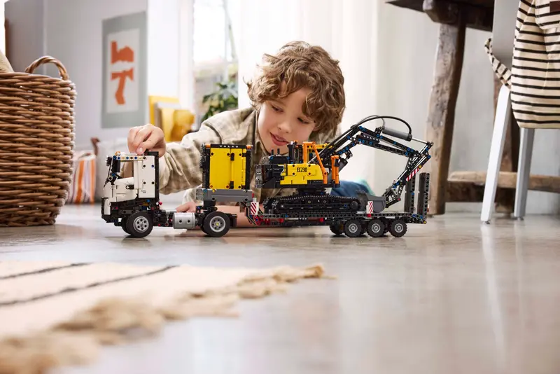 Lego Technic 42175 Tovornjak Volvo FMX in električni bager EC230
