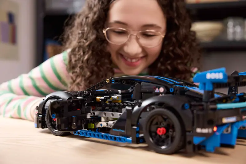 Lego Technic 42176 Dirkalni avtomobil Porsche GT4 e-Performance
