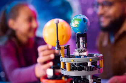 Lego Technic 42179 Planet Zemlja in Luna v orbiti