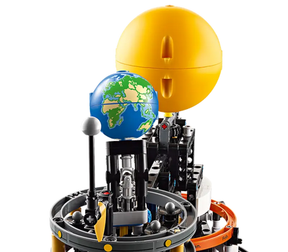 Lego Technic 42179 Planet Zemlja in Luna v orbiti