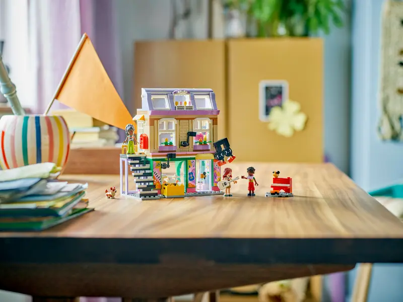 Lego Friends 42653 Glasbena trgovina in stanovanje