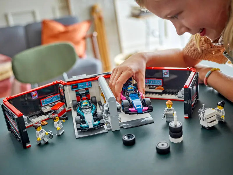 Lego City 60444 Avtomehanična delavnica F1 ter dirkalnika Mercedes-AMG in Alpine