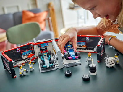 Lego City 60444 Avtomehanična delavnica F1 ter dirkalnika Mercedes-AMG in Alpine