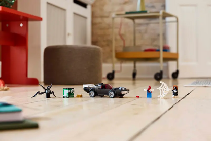 Lego Super Heroes 76309 Spider-Man proti Venomovemu avtu z močnim motorjem