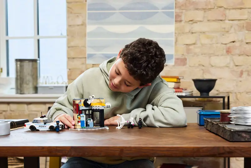 Lego Super Heroes 76311 Spider-Verse: Miles Morales proti Spotu