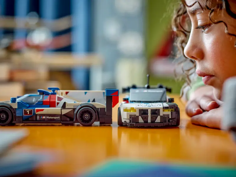 Lego Speed Champions 76922 Dirkalna avtomobila BMW M4 GT3 in BMW M Hybrid V8