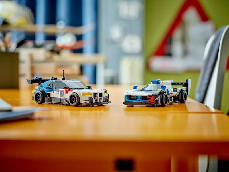 Lego Speed Champions 76922 Dirkalna avtomobila BMW M4 GT3 in BMW M Hybrid V8