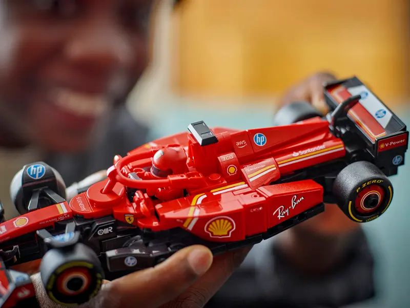 Lego Speed Champions 77242 Dirkalni avtomobil Ferrari SF-24 F1