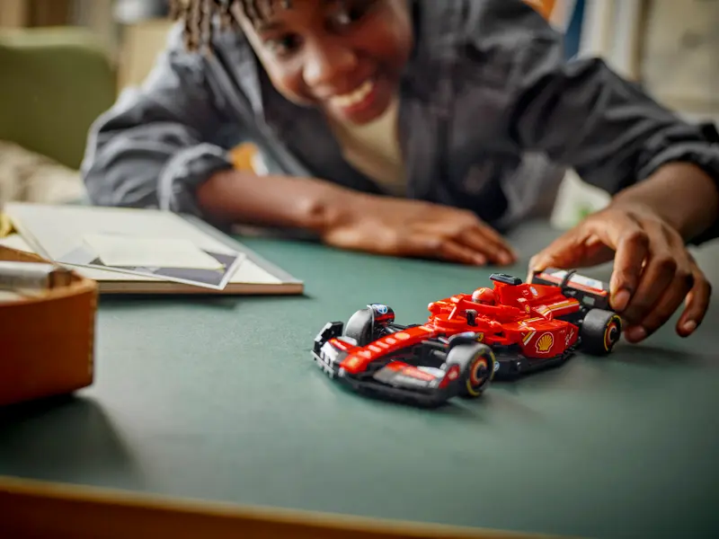 Lego Speed Champions 77242 Dirkalni avtomobil Ferrari SF-24 F1
