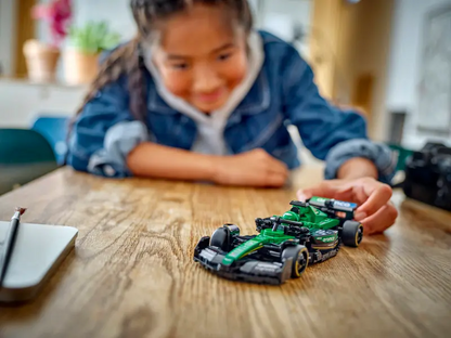 Lego Speed Champions 77245 Dirkalni avtomobil Aston Martin Aramco F1 AMR24
