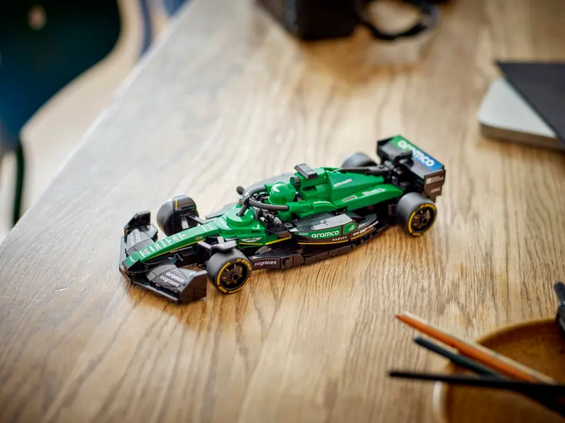 Lego Speed Champions 77245 Dirkalni avtomobil Aston Martin Aramco F1 AMR24