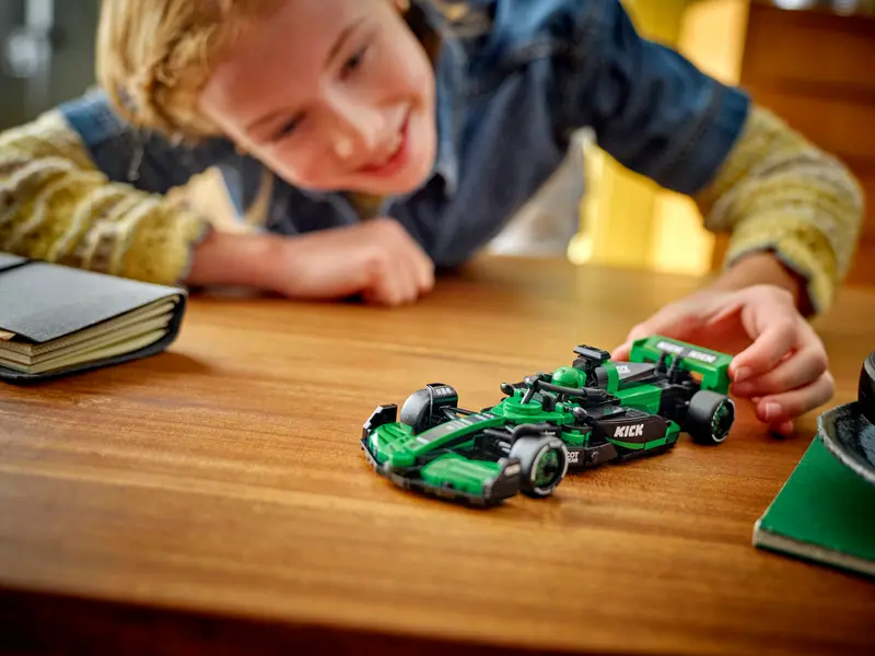 Lego Speed Champions 77247 Dirkalni avtomobil KICK Sauber F1 Team C44