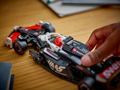 Lego Speed Champions 77250 Dirkalni avtomobil MoneyGram Haas F1 Team VF-24