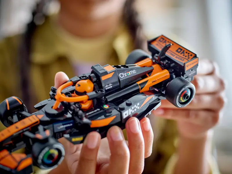Lego Speed Champions 77251 Dirkalni avtomobil McLaren F1 Team MCL38