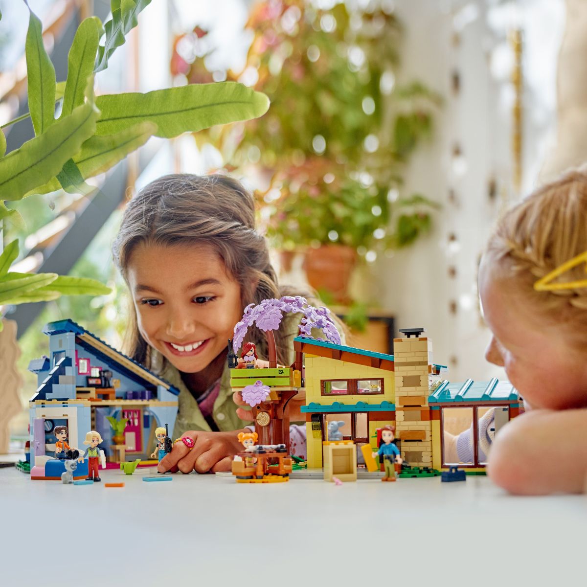 Lego Friends 42620 Družinski hiši Ollyja in Paisley