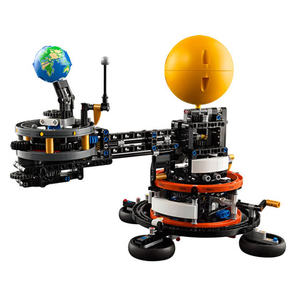 Lego Technic 42179 Planet Zemlja in Luna v orbiti