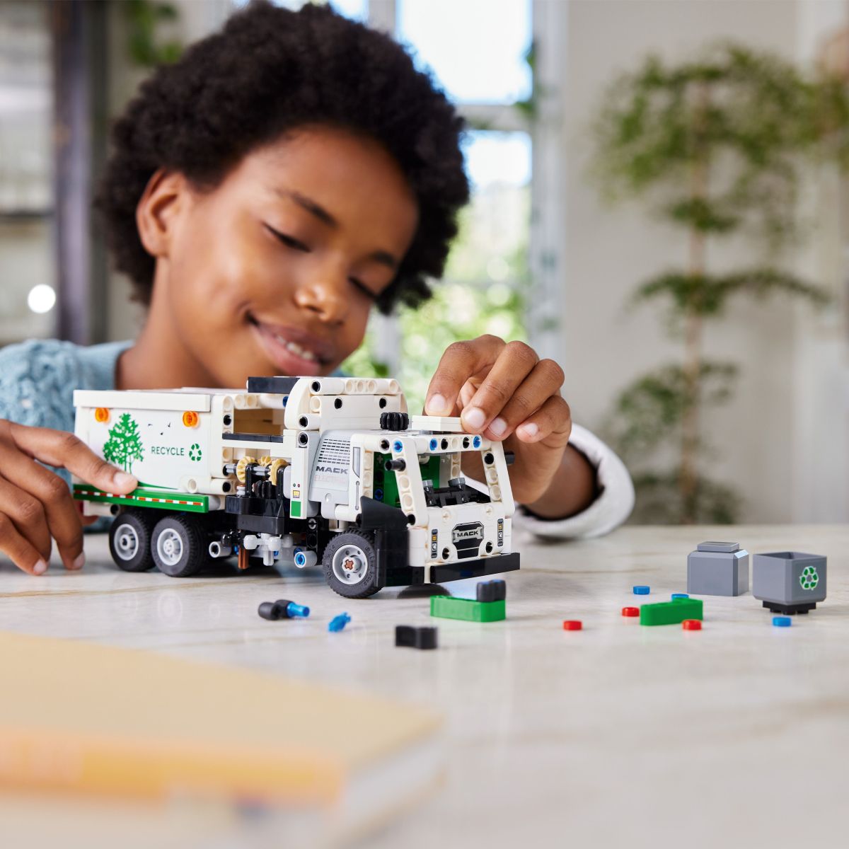 Lego Technic 42167 Mack LR Electric smetarsko vozilo